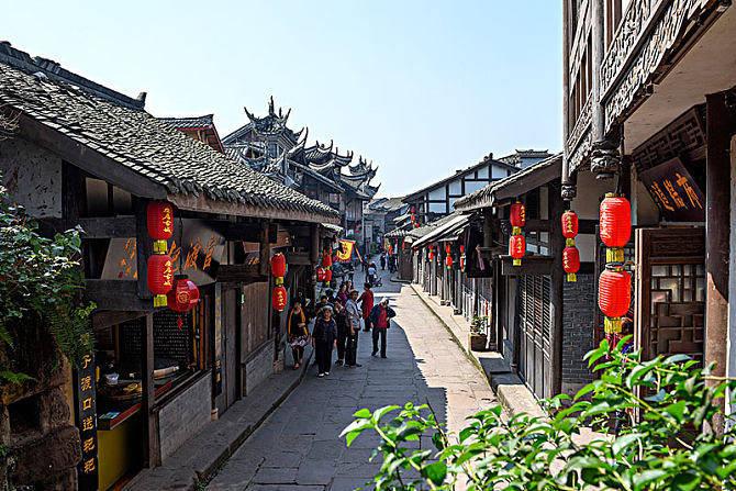 闫立军与刘畅为周延龙开启中国经济新闻人物(2023-2024)奖项